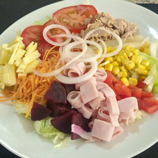 Ensalada de la casa con atún, queso y jamón York