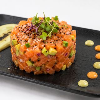 Tartar De Salmón Con Crujiente De Trigo