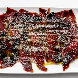 Tabla De Cecina De León Con Aceite De Oliva
