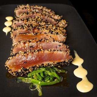 Tataki De Atún Con Mahonesa De Mango Y Wakame