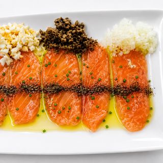 Tabla De Salmón Marinado Con Topping De Huevo Cocido, Alcaparras Y Cebolleta