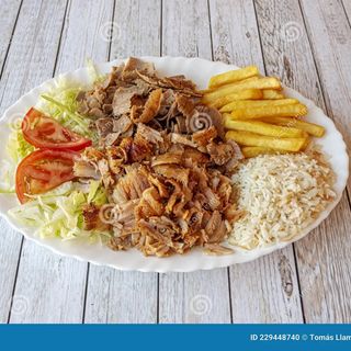 plato ensalada carne y arroz