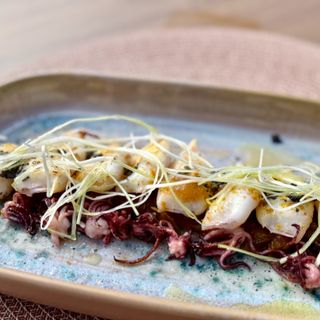 Chipirones A La Plancha Sobre Cebolla Caramelizada Y Toque De Curry (Ración)