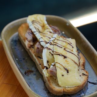 Tosta De Secreto Y Queso Brie