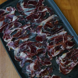 Tabla De Jamón Ibérico Con Pan De Cristal