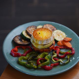 Parrillada De Verduras Con Queso De Cabra A La Plancha Y Miel