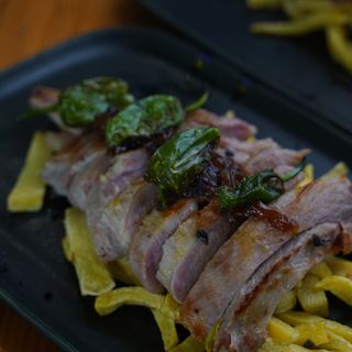 Secreto Ibérico A La Parrilla Con Cebolla Caramelizada Y Patatas