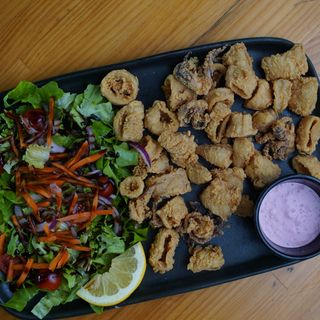 Calamares A La Andaluza Con Salsa Tártara De Remolacha (Ración)