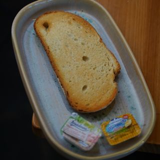 Pan de chía con mantequilla y mermelada