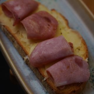 Pan de chía con mozarella y jamón cocido