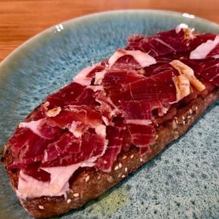 Pan de chía con jamón ibérico