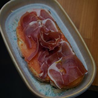 Pan de chía con jamón serrano