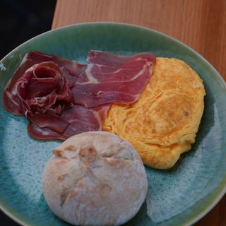 Tortilla Francesa con jamón serrano y bola artesana