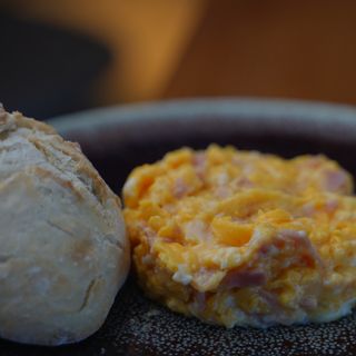 Huevos Revueltos con mozzarella y jamón cocido con bola artesana