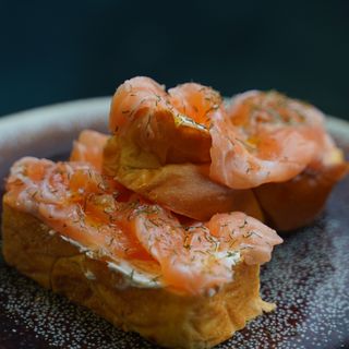 Brioche de salmón ahumado y queso crema