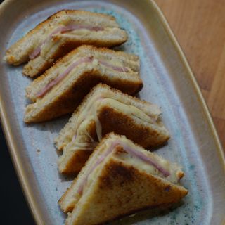 Bikini de jamón cocido y  mozzarella