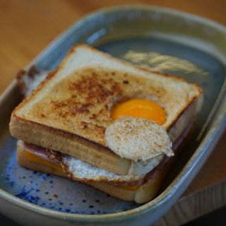 Sandwich mixto con jamón, queso y huevo