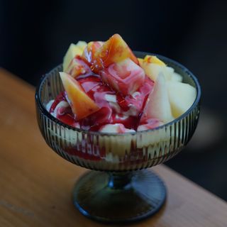 Yogurt griego con fruta de temporada