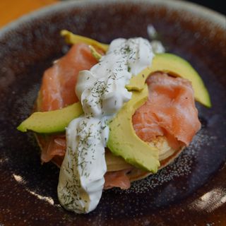 Tortitas con aguacate, salmón ahumado, eneldo y salsa de yogur