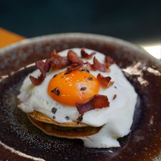 Tortitas con huevo frito, queso cheddar y bacón crujiente