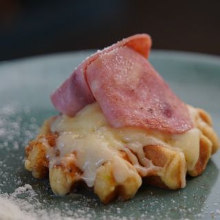 Gofre con jamón y queso fundido