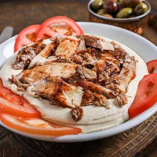 Hummus Con Tiras De Shawarma De Pollo