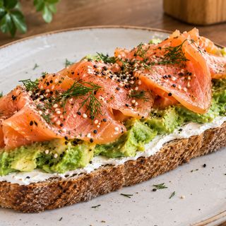 Tostada de salmón ahumado