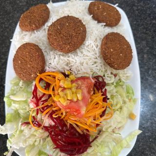 23: Ración De Plato De Falafel Con Arroz Y Ensalada