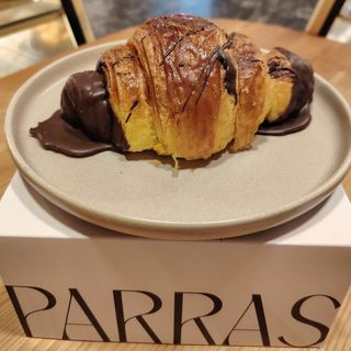 Croissant De Mantequilla Relleno De Chocolate
