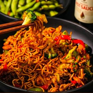 Tallarines udon frito con verduras