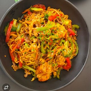 Tallarines finos (noodles) fritos con verduras