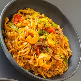 Tallarines ancho (pad thai) frito con verduras