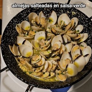Almejas salteadas en salsa verde