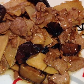 Cerdo Con Bambú Y Setas