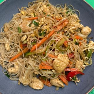 Fideos De Arroz Con Pollo