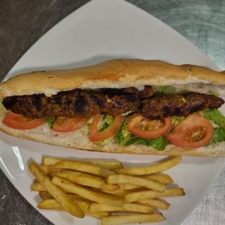 Bocadillo De Carnes Con Patatas Fritas