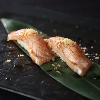 Nigiri Aburi De Salmón (2 Pzs.)