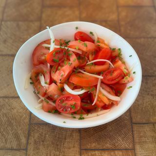 Ensalada de tomate y cebolla tierna.