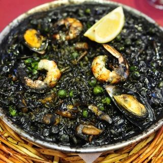 Paella De Arroz Negro De Mariscos