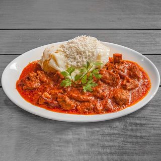 Estofado De Carne Con Polenta Y Huevo Con Queso