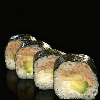 42. Futomaki con Salmón Cocido