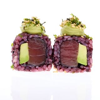 Ura Arroz Negro Atún Y Aguacate (8 Pzs.)