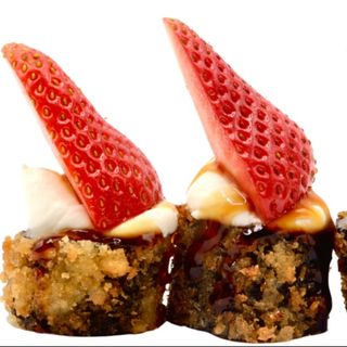 Hosomaki Frito Con Queso Y Fresa (4 Pzs.)