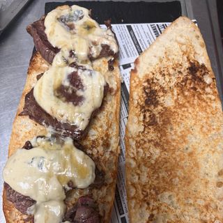 Bocata de solomillo de ternera al roquefort con aroma de miel de flores