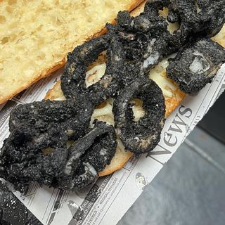 Calamar a la andaluza en su tinta