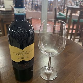Botella de vino tinto