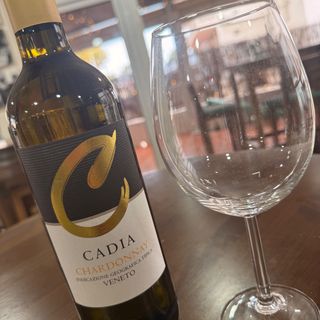 Botella de vino blanco frio