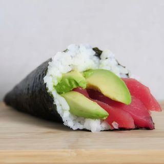 90 Temaki Atún aguacate