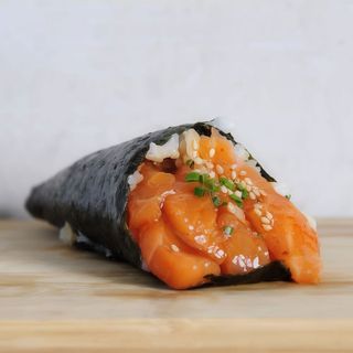 96 Temaki Salmón Macerado