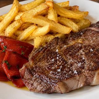 Entrecot con patatas y pimientos del piquillo